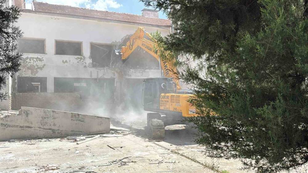 Menteşe&rsquo;de 72 yıldır hizmet veren bina yıkılıyor
