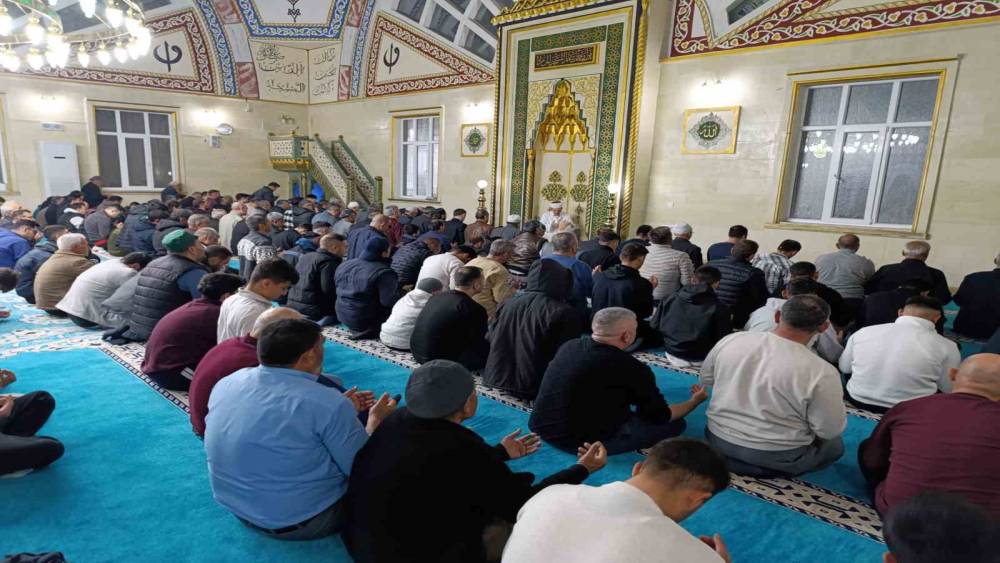 Selendi&rsquo;de Kadir Gecesi&rsquo;nde camiler dolup taştı
