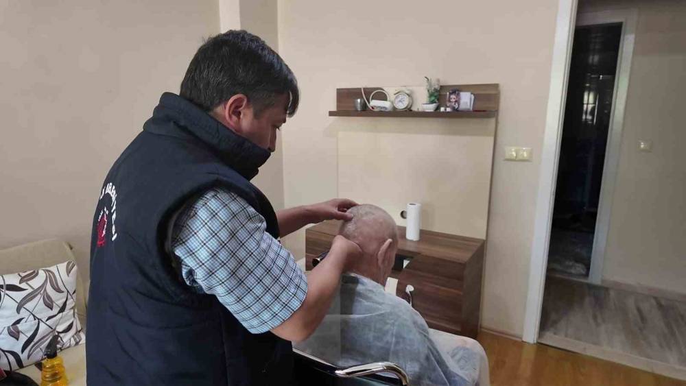 Uşak Belediyesi yaptığı sosyal yardımlar ve sağladığı desteklerle g&ouml;n&uuml;lleri kazanıyor
