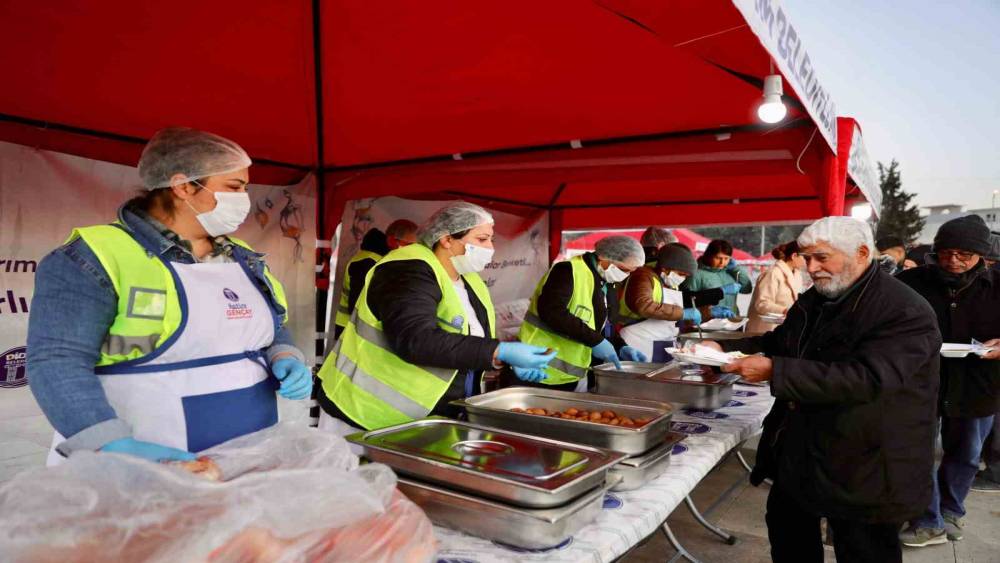 Didim&rsquo;de vatandaşlar Cumhuriyet Kent Meydanı&rsquo;nda kurulan iftar sofrasında buluştu
