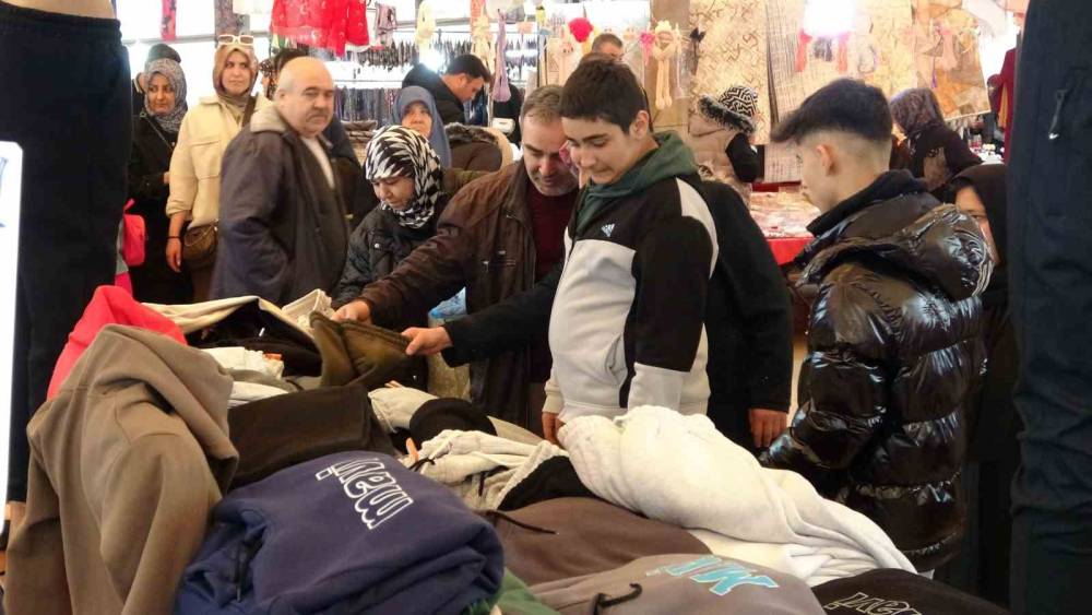 K&uuml;tahya&rsquo;da kıyafet pazarı vatandaşların akınına uğruyor

