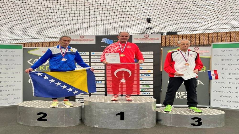 65 yaşındaki Denizlili atlet &uuml;&ccedil; altın madalya yurda d&ouml;nd&uuml;
