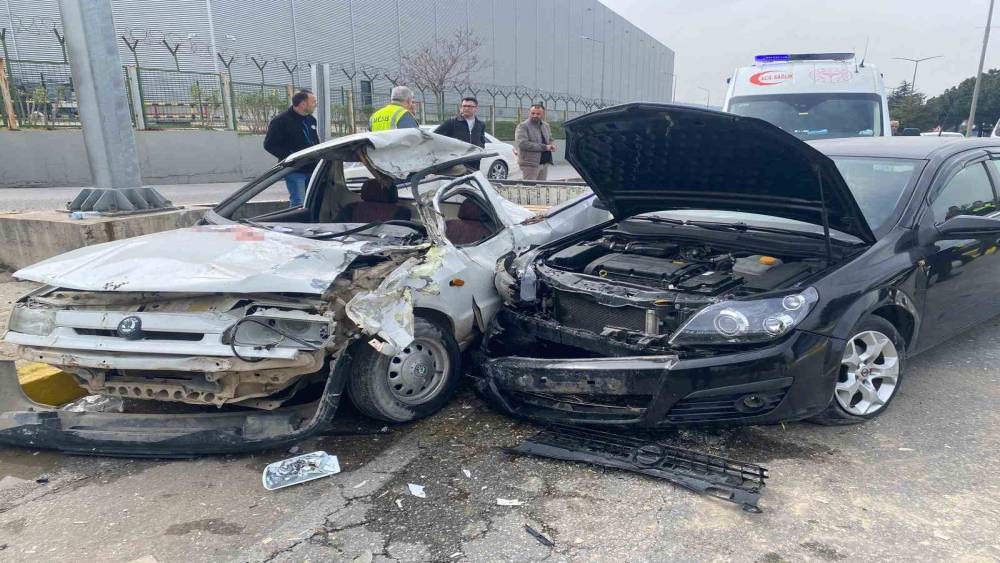 Ref&uuml;je &ccedil;arpıp karşı şeride ge&ccedil;en otomobil başka araca &ccedil;arptı: 1 &ouml;l&uuml;
