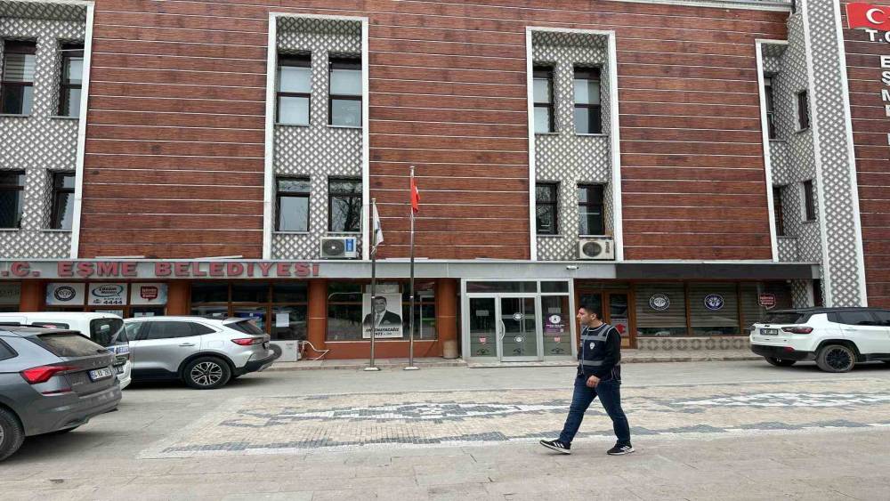 Eşme Belediyesi&rsquo;ne y&ouml;nelik &lsquo;irtikap&rsquo; soruşturması kapsamında Başkan Tozan, eşi ve 3 ş&uuml;pheli g&ouml;zaltına alındı
