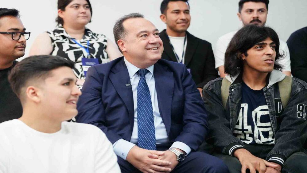 Akademi Manisa gen&ccedil;lerle buluştu
