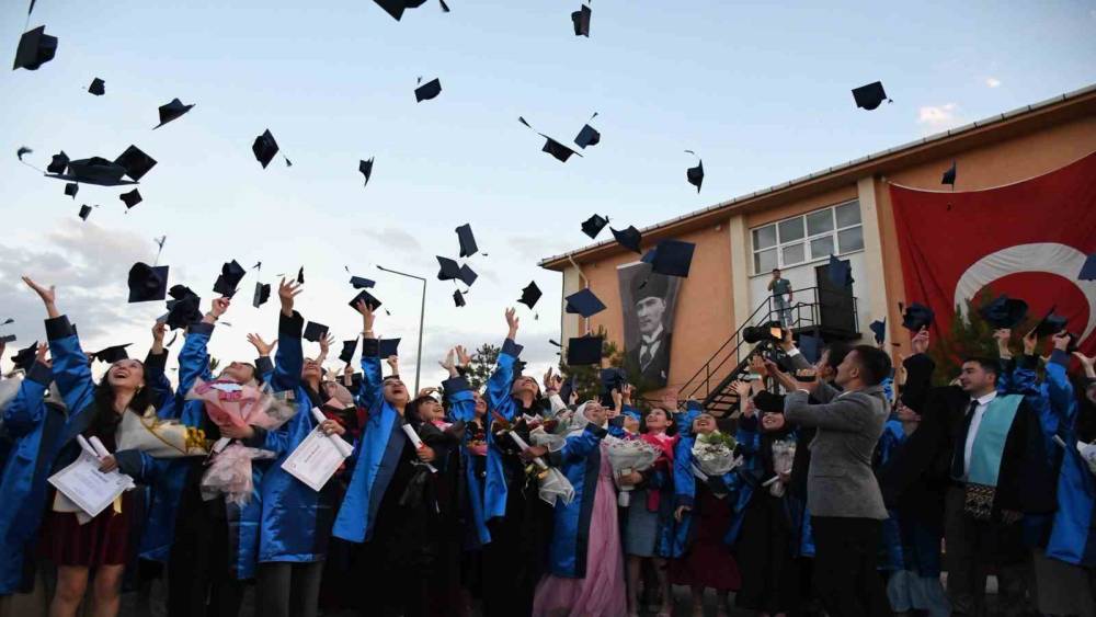 Emet MYO&rsquo;da mezuniyet coşkusu
