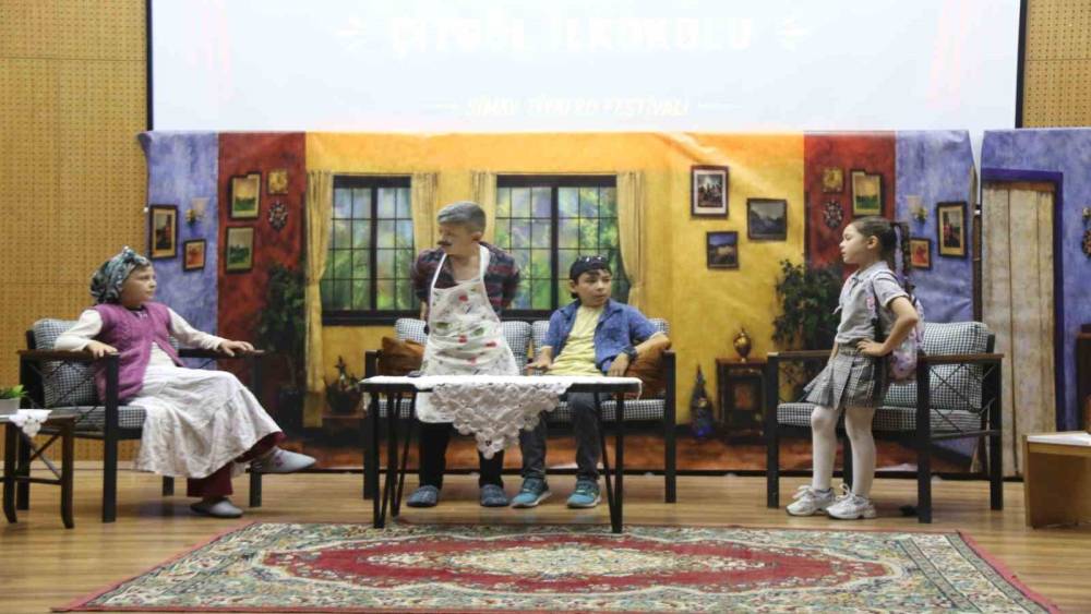Simav&rsquo;da "Aile" temalı tiyatro festivalinin &ouml;d&uuml;l t&ouml;reni d&uuml;zenlendi
