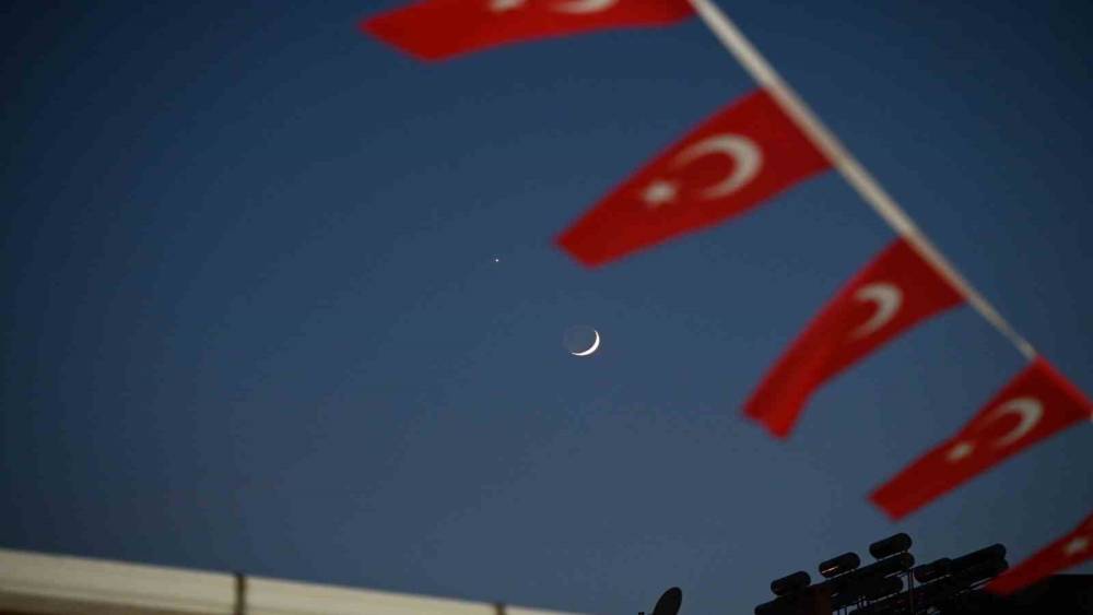 Demirci semalarında mest eden g&ouml;r&uuml;nt&uuml;: Hilal ve yıldız yan yana
