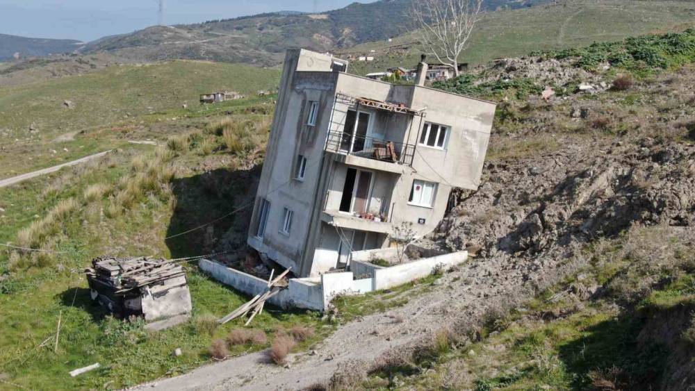 &Ccedil;iğli&rsquo;de &ccedil;&ouml;p tesisinin neden olduğu heyelan mahalleyi yutuyor
