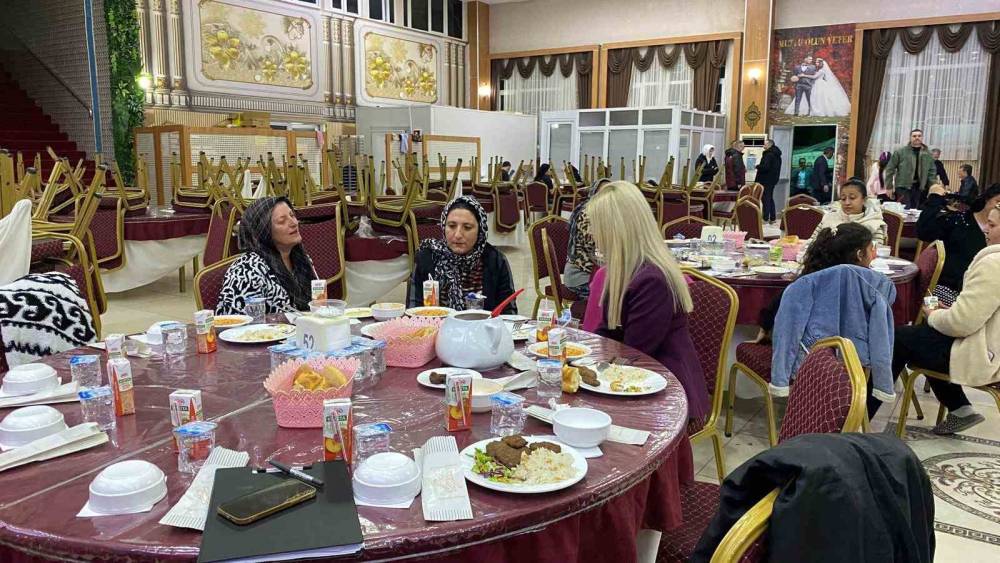 Altıntaş Kaymakamı Ayşeg&uuml;l Yıldırım, vatandaşlarla iftar sofrasında buluştu
