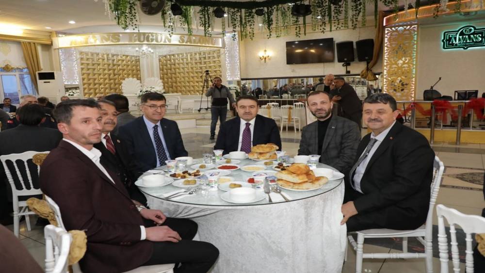Vali Musa Işın ve il protokol &uuml;yeleri muhtarlarla iftarda buluştu
