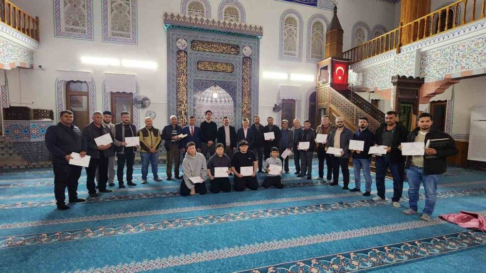 K&ouml;yceğiz&rsquo;de Kur&rsquo;an eğitimi alan kursiyerlere belge verildi

