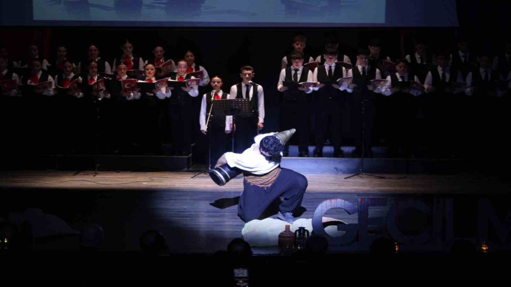 &Ouml;ğrencilerinin &lsquo;Bir Hilal Uğruna&rsquo; oratoryosu ayakta alkışlandı
