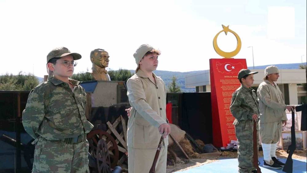 MTK Ortaokulu&rsquo;nda 111. yılında &Ccedil;anakkale Zaferi ve şehitler unutulmadı
