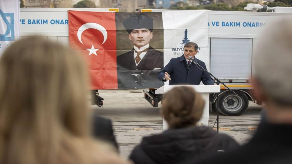 Cemil Tugay, İZSU personeli ile bayramlaştı: "İZSU bizim gururumuzdur"
