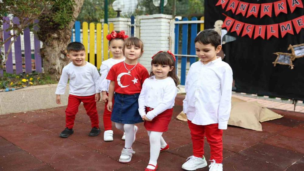 Didim Belediyesi&rsquo;nin minikleri &lsquo;&Ccedil;anakkale&rsquo; performansı takdir topladı
