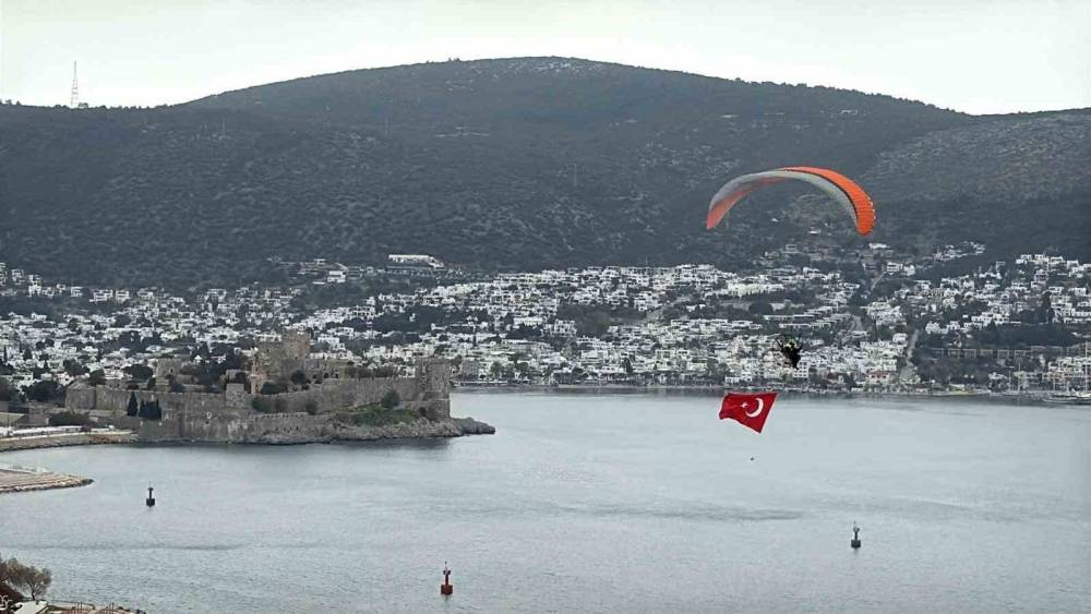 Bodrum semalarında 18 mart mesajı: Dev T&uuml;rk bayrağıyla anlamlı u&ccedil;uş

