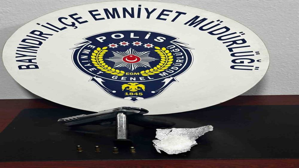 İzmir&rsquo;de iş yerinde uyuşturucu ve ruhsatsız tabanca ele ge&ccedil;irildi
