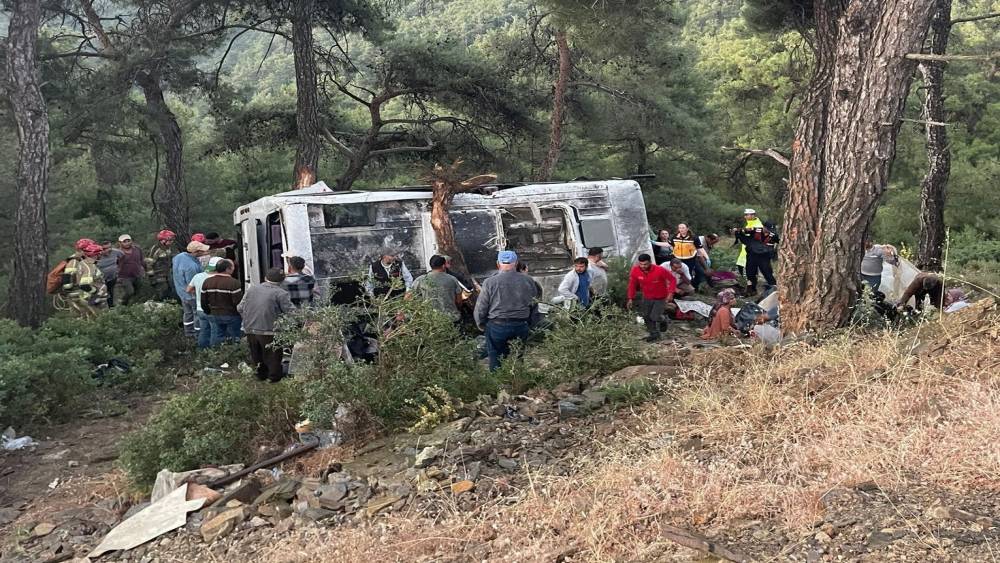 İzmir&rsquo;de iş&ccedil;i servisi şarampole devrildi: 22 yaralı
