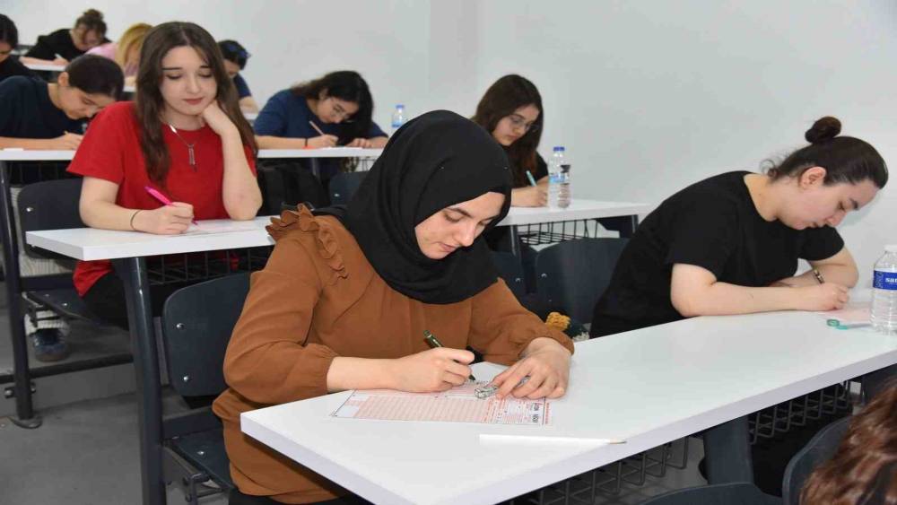 Menemen&rsquo;de YKS &ouml;ncesi prova &uuml;niversite amfisinde
