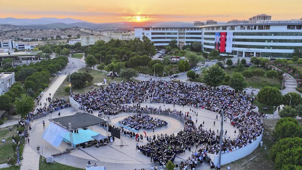 Manisa&rsquo;da 961 gen&ccedil; m&uuml;hendis geleceğe kep attı
