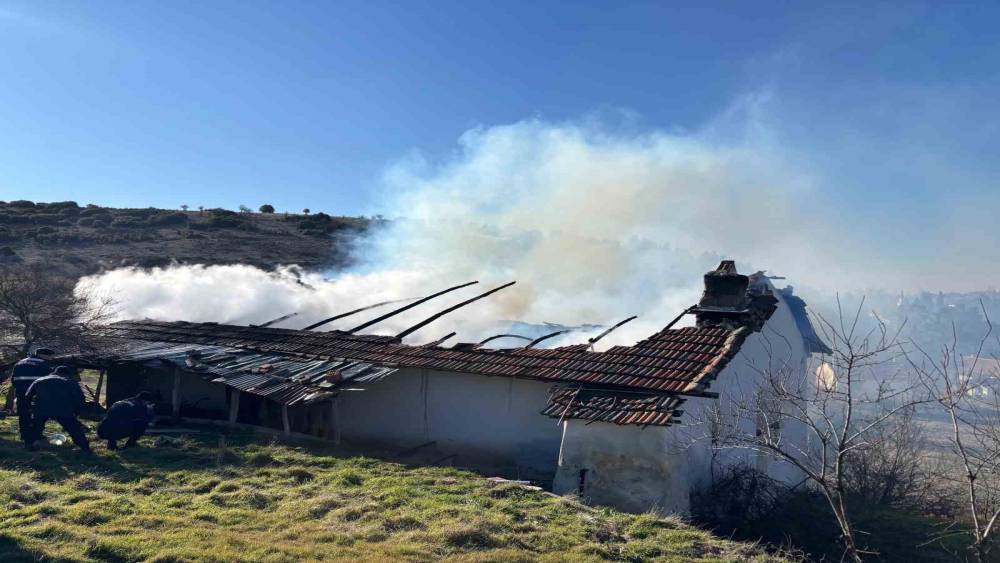 Uşak&rsquo;ta ev yangını: 1 &ouml;l&uuml;, 1 yaralı
