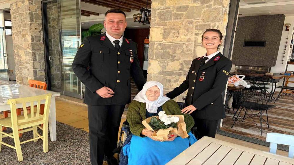 Jandarma ekipleri Yaşlılar Haftası&rsquo;nda 98 yaşındaki Muzaffer nineyi yalnız bırakmadı
