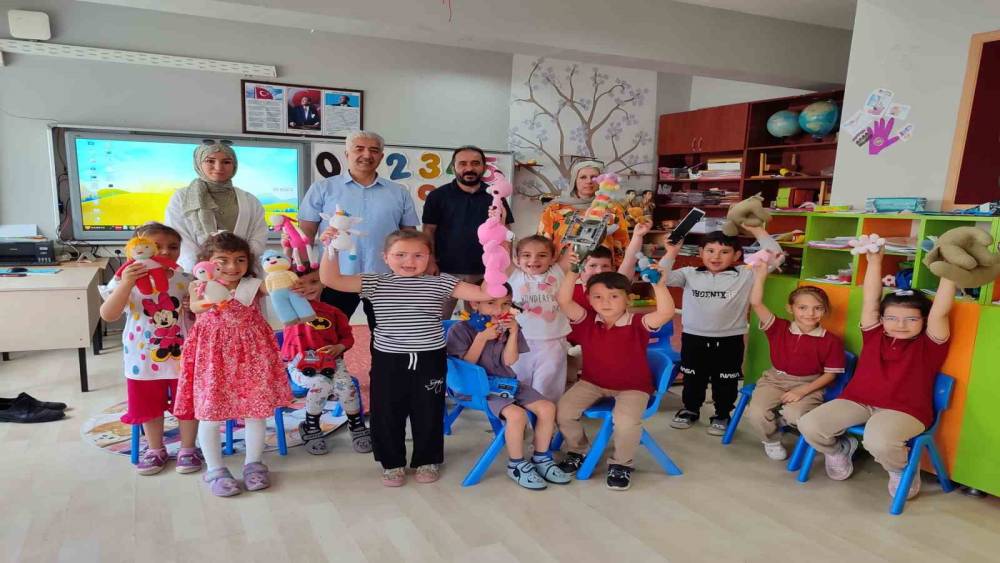&Ouml;ğrenci, veli ve &ouml;ğretmen iş birliğiyle atık ipler reng&acirc;renk oyuncaklara d&ouml;n&uuml;şt&uuml;
