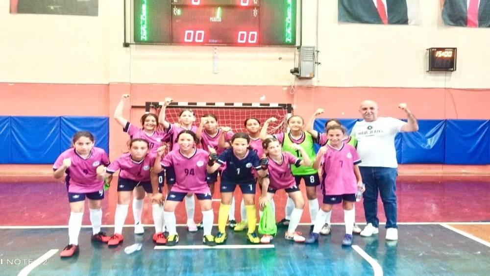 Şehit Rıfat Tun&ccedil;bilek Ortaokulu&rsquo;ndan futsalda &ouml;nemli dereceler
