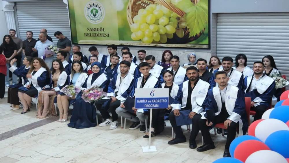 Sarıg&ouml;l MYO&rsquo;da mezuniyet sevinci
