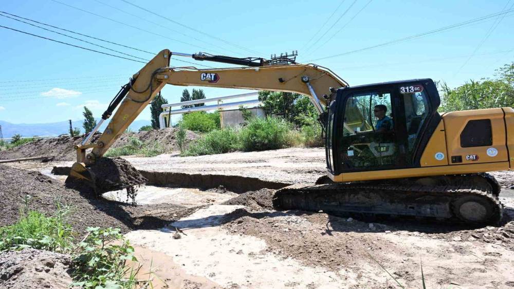 Alaşehir&rsquo;de Zeytin&ccedil;ayı Deresi temizlendi, taşkın riskine &ouml;nlem alındı
