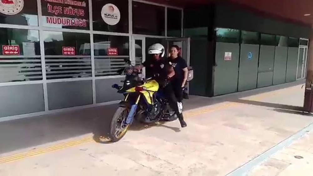 Denizli&rsquo;de polisler kimlik sorunu yaşayan &ouml;ğrencileri sınava son anda yetiştirdi
