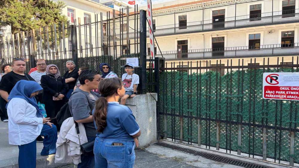 İzmir&rsquo;de YKS heyecanı: Dış kapı demirlerinden atlayıp sınava girmeye &ccedil;alıştılar
