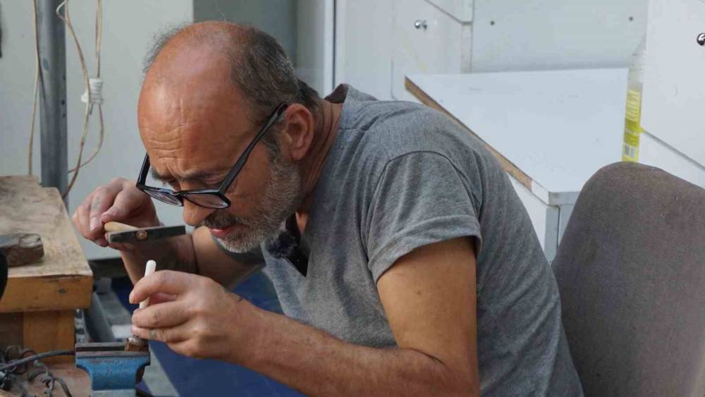 Kaybolan mirasın son muhafızlarından: Kelkari ve sedef kakma ustası zamana direniyor
