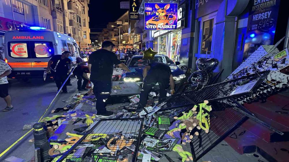 Aydınlatma direğine &ccedil;arpan otomobil kaldırıma &ccedil;ıktı: 4 yaralı
