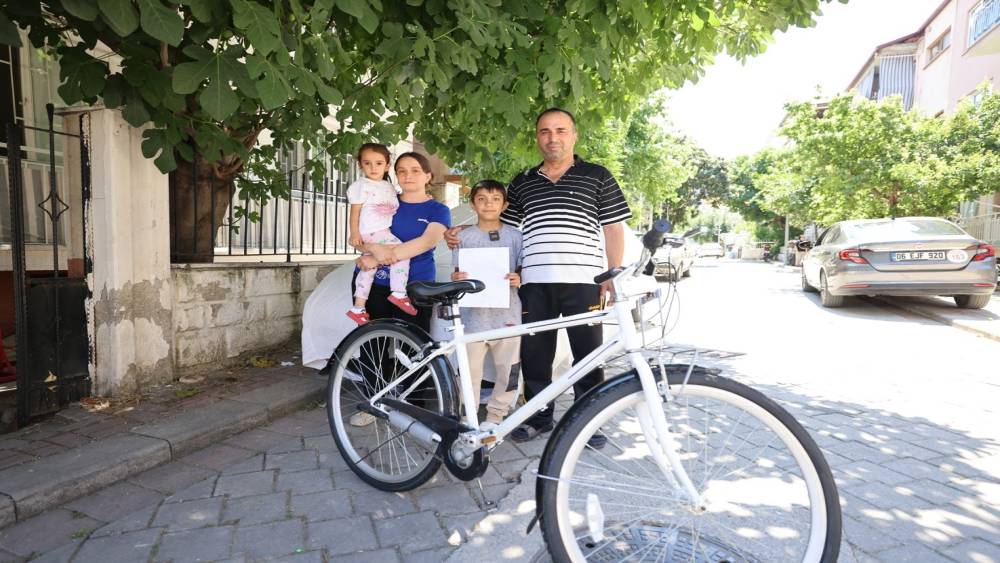 Denizli B&uuml;y&uuml;kşehirden miniklere bisiklet hediyesi
