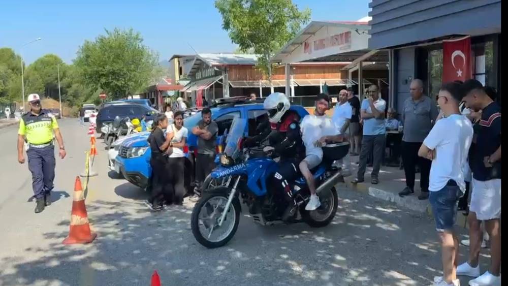YKS&rsquo;ye yetişemeyen &ouml;ğrencinin imdadına jandarma yetişti
