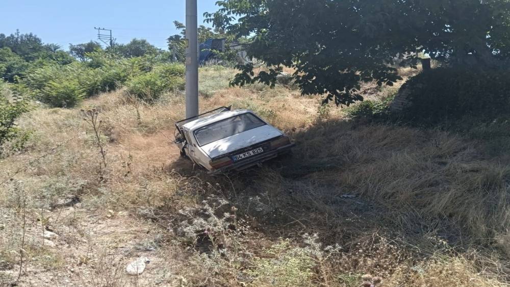 Uşak&rsquo;ta yoldan &ccedil;ıkan otomobil elektrik direğine &ccedil;arptı: 4 yaralı
