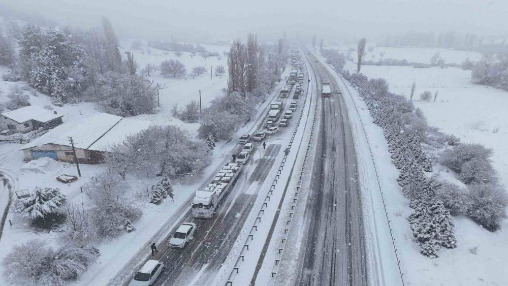 Uşak-Ankara karayolu 3 saat trafiğe kapandı
