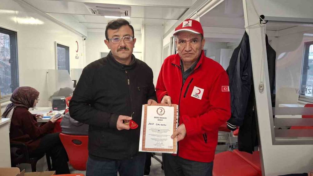 Hisarcık&rsquo;ta 15 &uuml;nite kan bağışlayan vatandaşa bronz madalya
