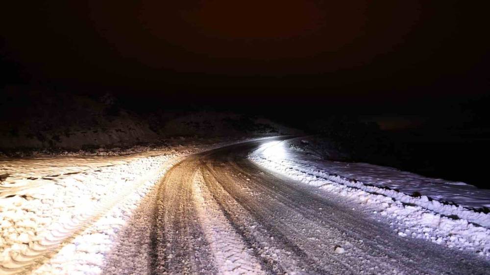 Uşak İl &Ouml;zel İdaresi ekipleri kar sonrası kapanan yolları ulaşıma a&ccedil;tı
