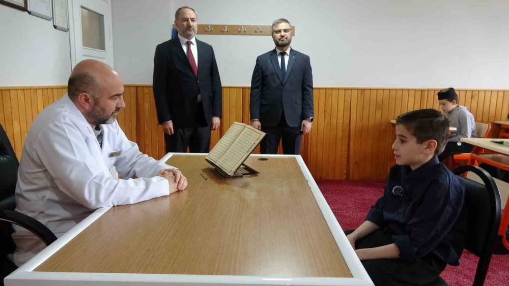 K&uuml;tahya&rsquo;da 11 yaşındaki &Ouml;mer Sabri 8 ayda hafız oldu
