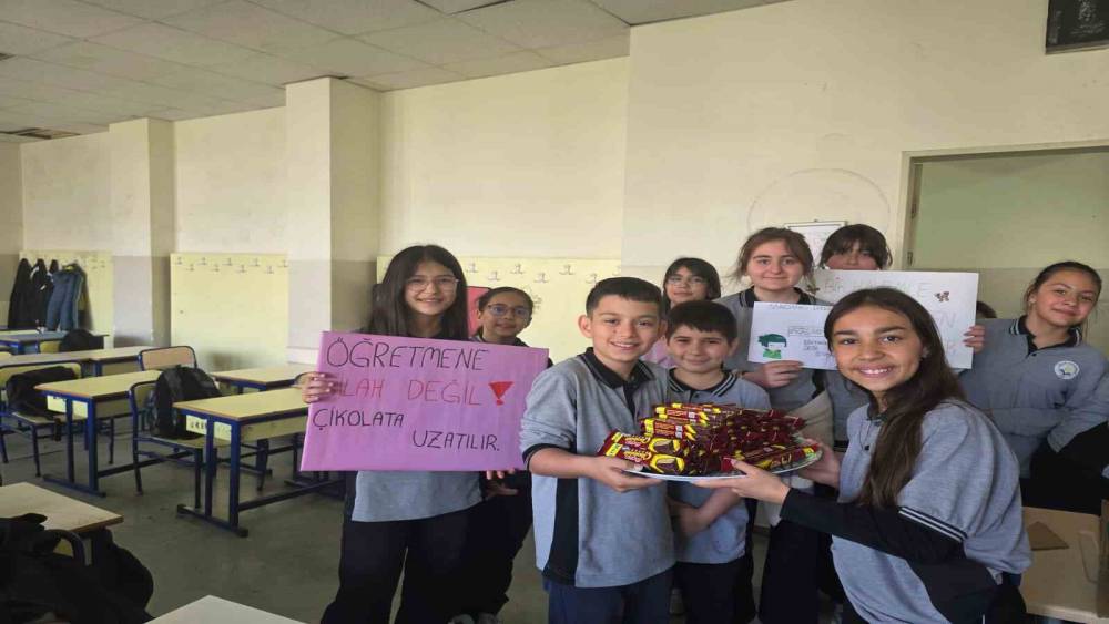 &Ouml;ğretmenler ve &ouml;ğrenciler birbirine moral oldu
