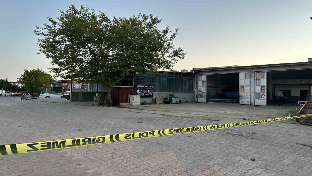 Uşak&rsquo;ta iki esnaf arasındaki tartışma silahlı kavgaya d&ouml;n&uuml;şt&uuml;: 13 yaralı
