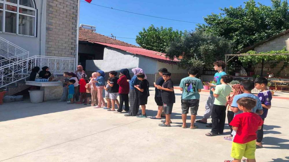 Hayırseverler Kur&rsquo;an kursu &ouml;ğrencilerini yalnız bırakmıyor
