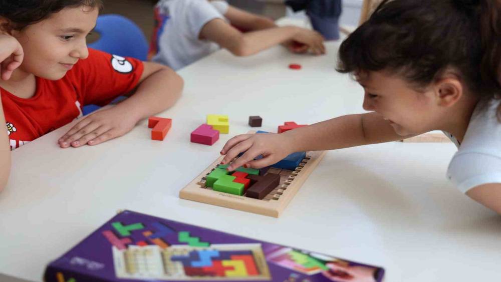 Minikler akıl oyunlarıyla hem eğleniyor hem &ouml;ğreniyorlar
