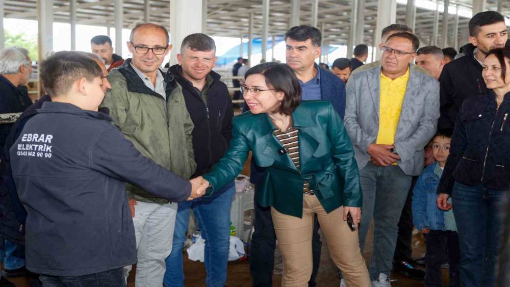 Uşak Belediye Başkan Vekili &Ouml;zkan&rsquo;dan hayvan pazarına bayram ziyareti
