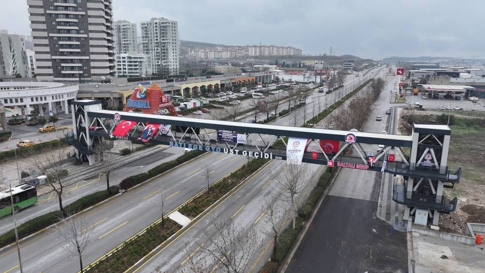 Menderes Bulvarındaki modern yaya &uuml;st ge&ccedil;idi a&ccedil;ılıyor
