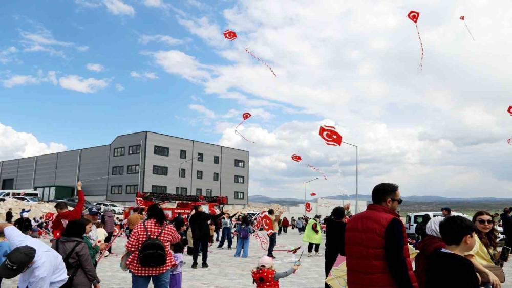 K&uuml;tahya OSB&rsquo;de u&ccedil;urtmalar g&ouml;ky&uuml;z&uuml;n&uuml; renklendirdi
