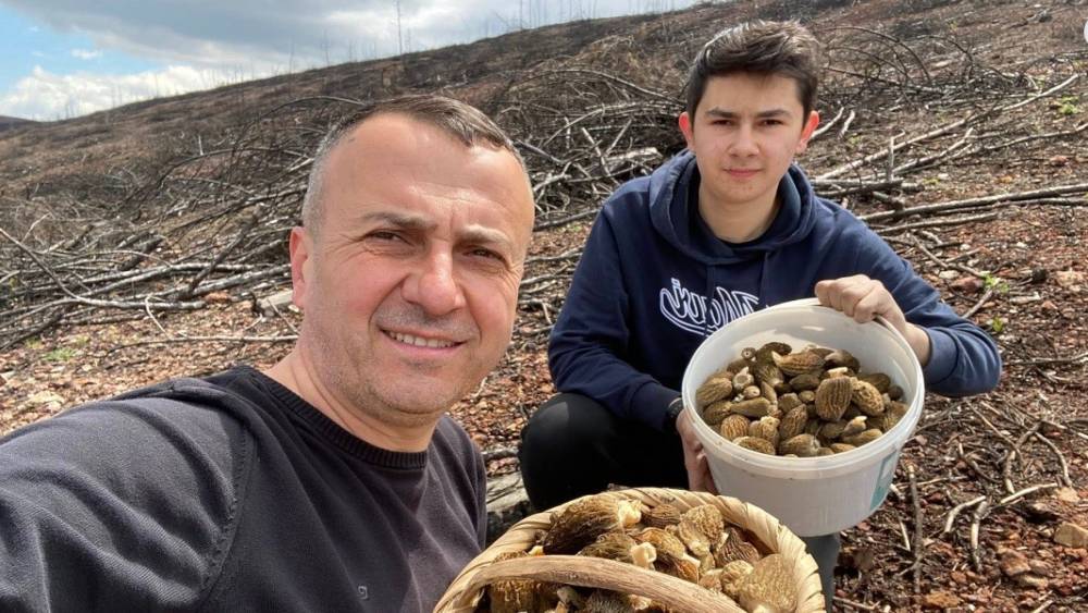 Baba ve oğlunun y&uuml;z&uuml;n&uuml; g&uuml;ld&uuml;ren mantar avı
